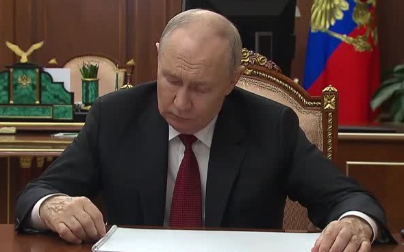 Президент поручил учитывать интересы россиян при привлечении трудовых мигрантов