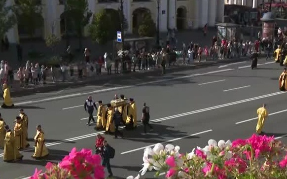 День Александра Невского: факелы Ростральных колонн и крестный ход с мощами Димитрия Донского