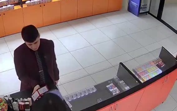 Полицейские пресекли деятельность группы, участники которой представлялись общественными контролерами, устраивали проверки небольших магазинов и требовали деньги за якобы выявленные нарушения. Предпринимателям предлагали заключать фиктивные договоры на консультационные услуги, а в случае отказа угрожали жалобами и судебными исками. В деле уже 12 фигурантов и сотни потерпевших.
