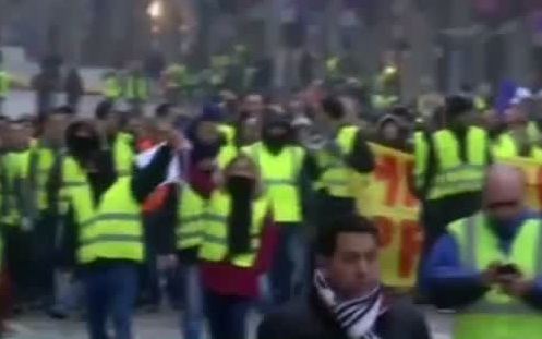 Марш желтых жилетов в Париже: протест против войны и за социальные расходы