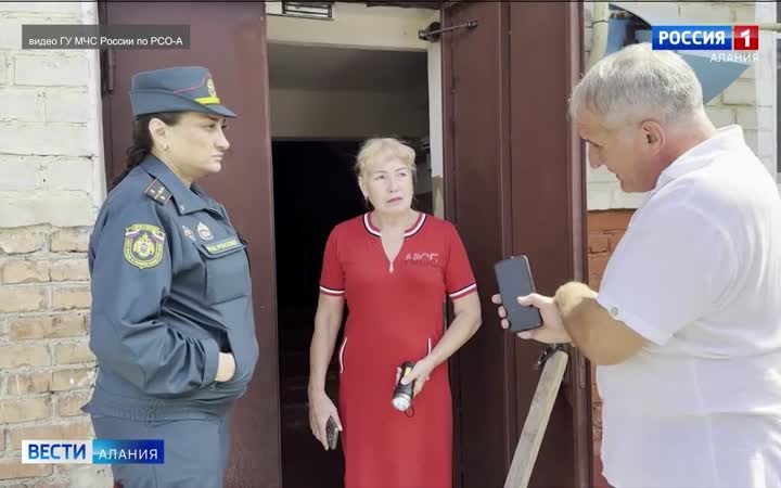 Сотрудники МЧС проводят подомовые обходы в преддверии отопительного сезона