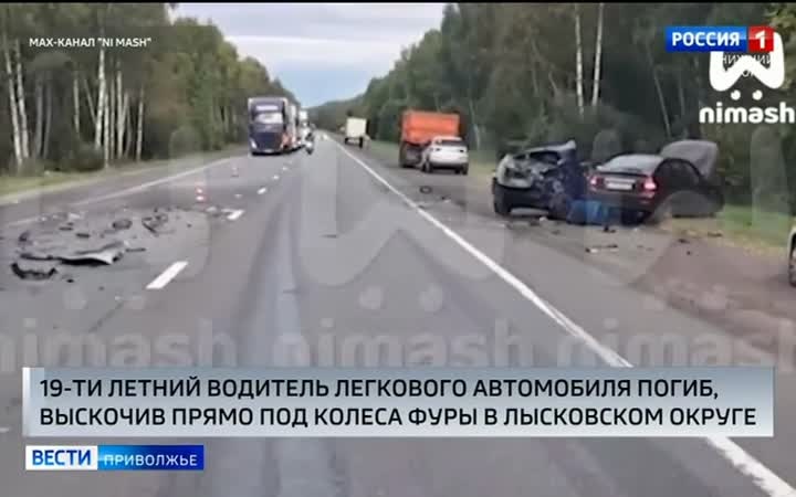 Легковое авто вылетело на встречную полосу и столкнулось с фурой на трассе М-7 в Лысковском округе