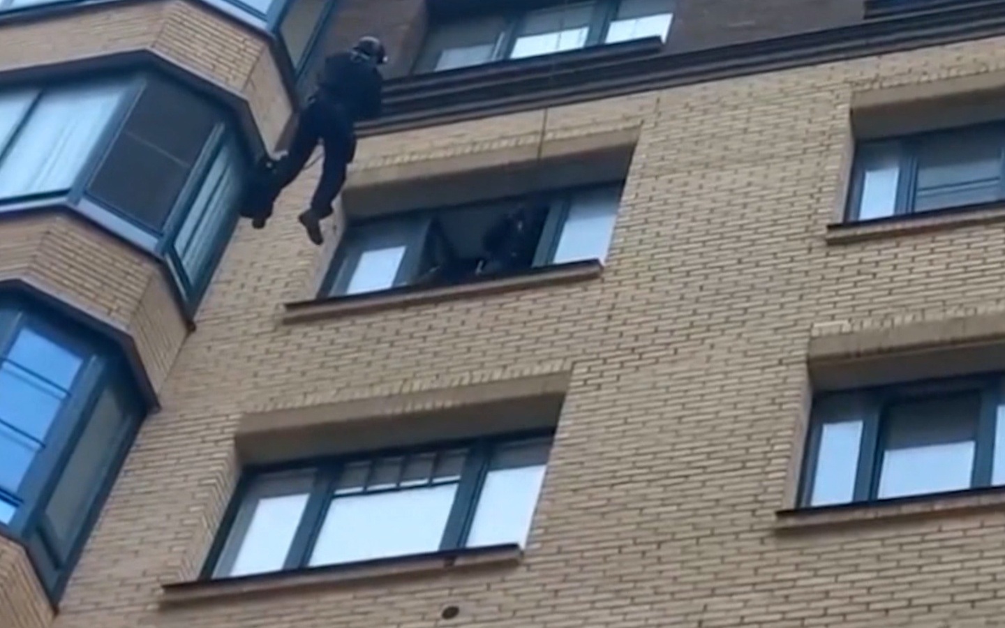 В Санкт-Петербурге полицейские наведались к помощникам аферистов, которые несколько месяцев обманывали россиян