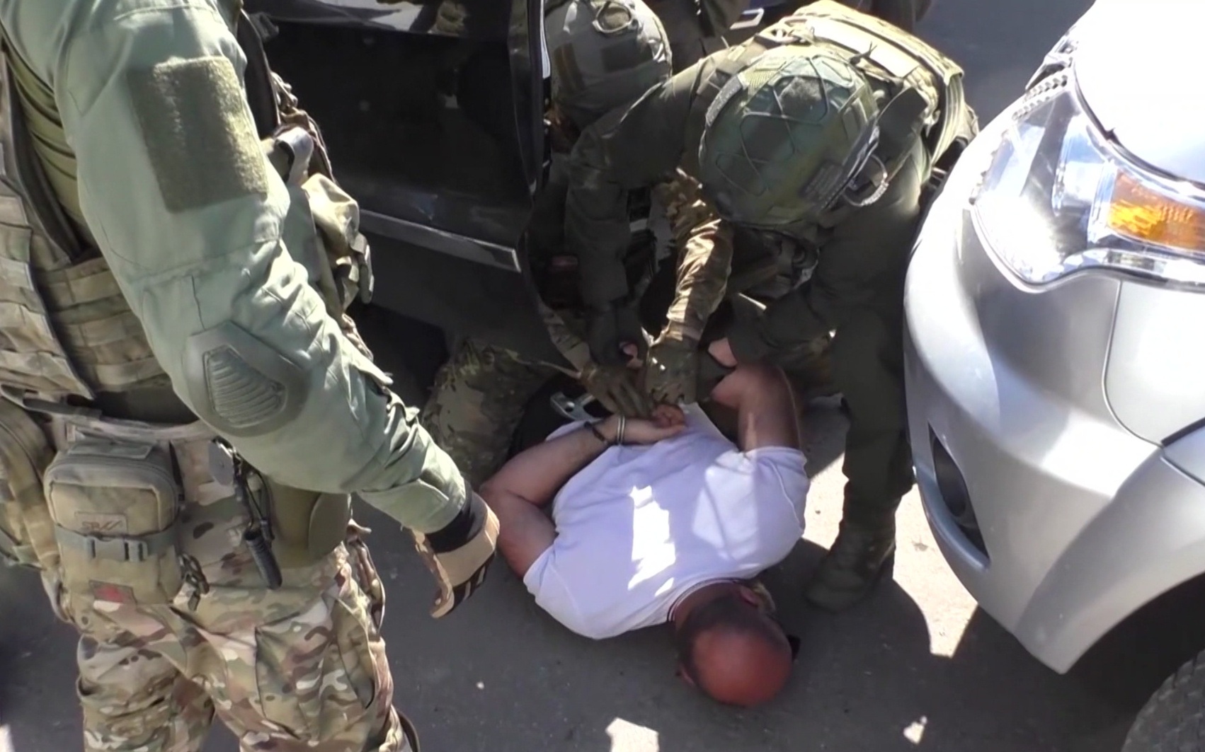 ФСБ ликвидировала крупнейшую банду "черных оружейников" в 43 регионах России