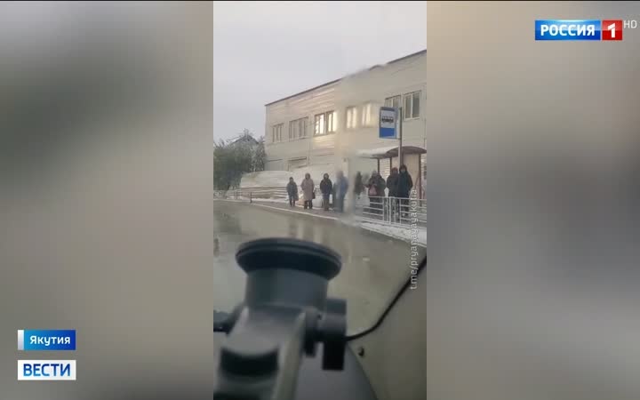 Первая метель парализует дороги в южной Якутии, а град обрушивается на Ростовскую область.