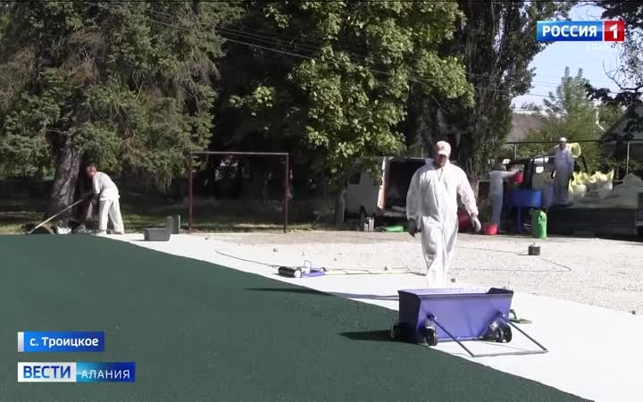 В селе Троицком завершается строительство футбольной площадки