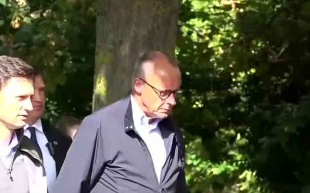 Канцлер Германии Мерц рассматривает отставку на фоне политического кризиса.