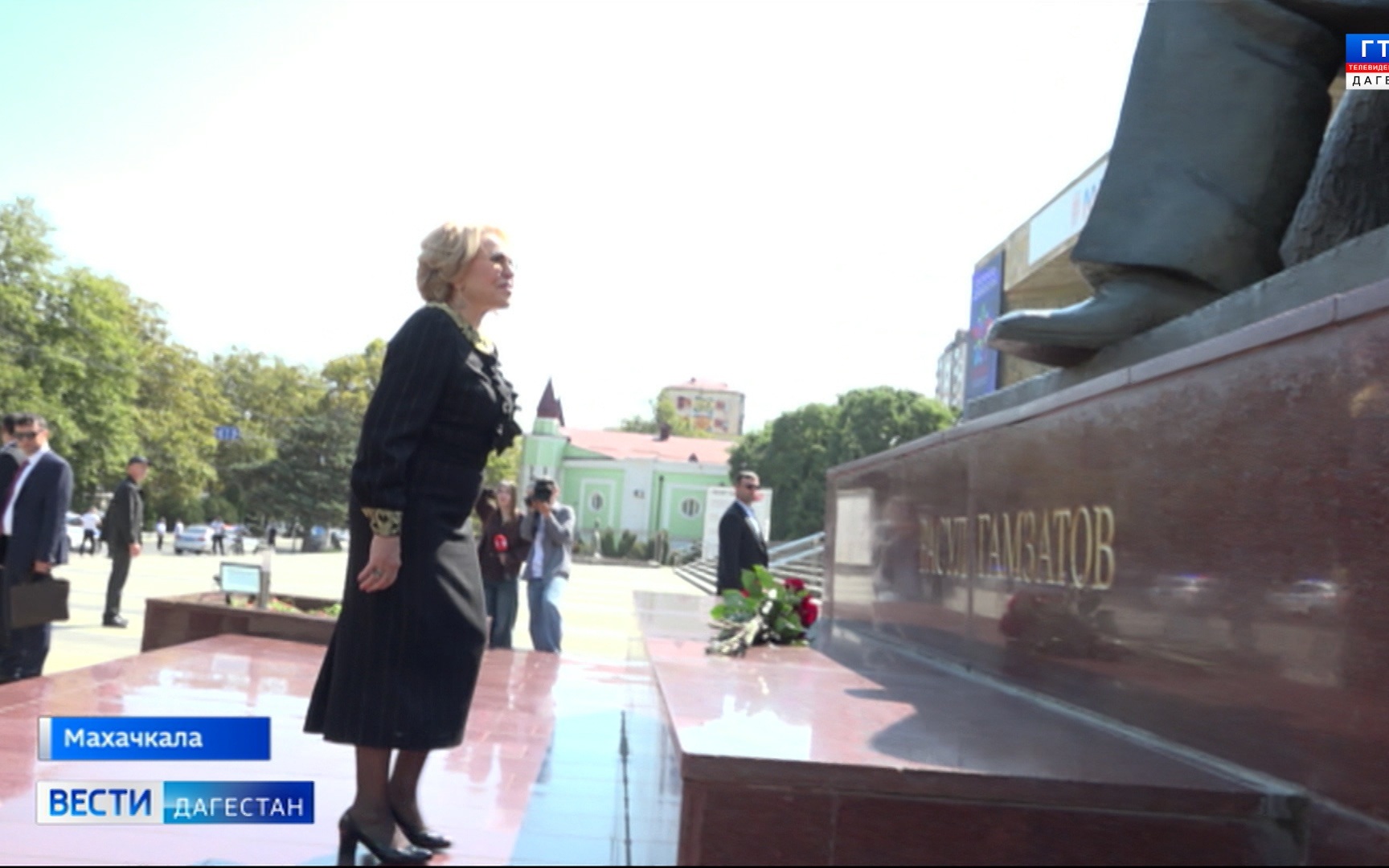 Спикер верхней палаты парламента и врио главы региона возложили цветы к памятникам