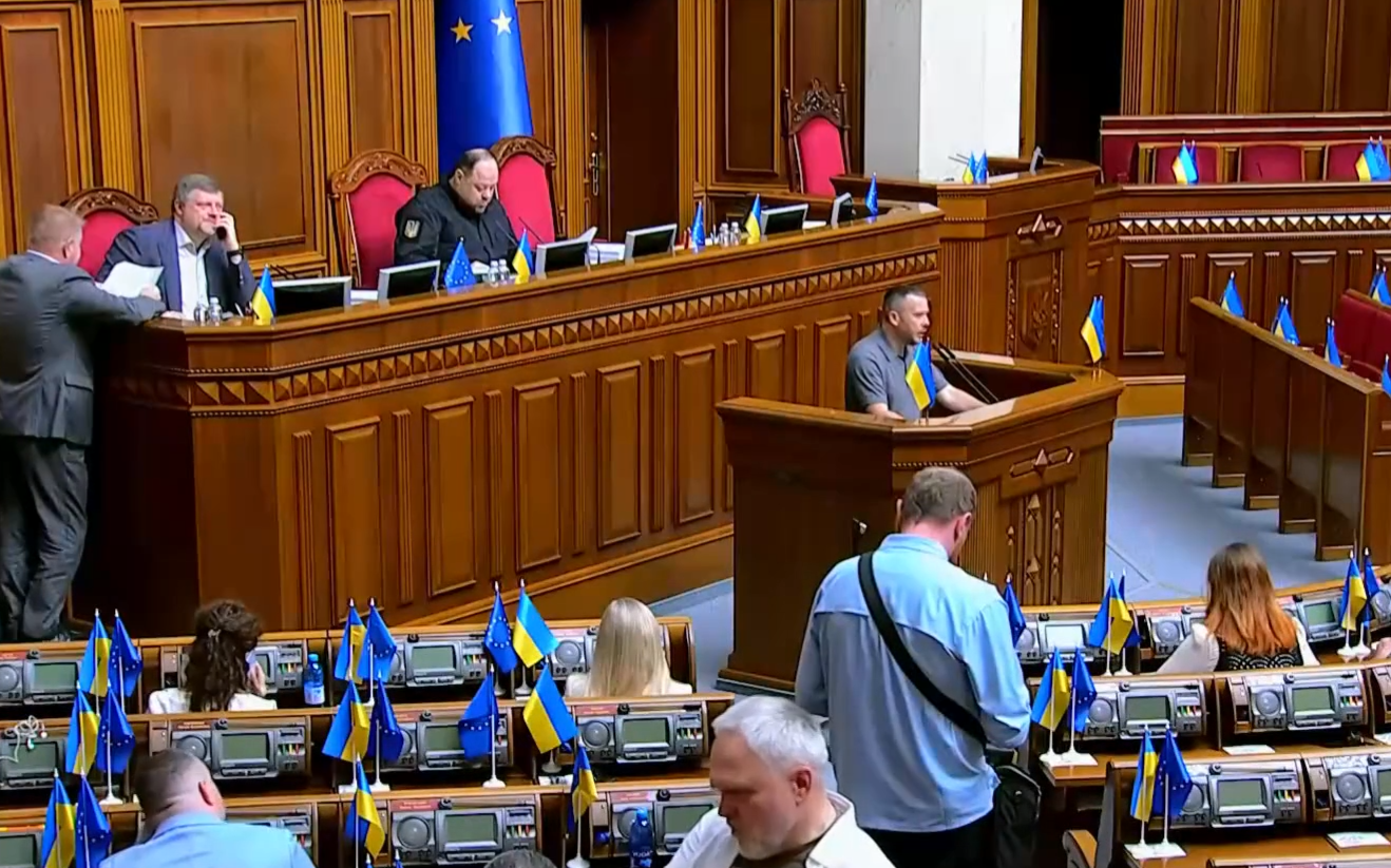 "Украина столкнется с задержками выплат военным: кризис бюджета обсудили в Верховной Раде."