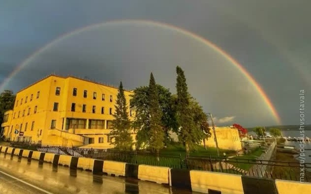 Туман окутал Нижневартовск, а в Сортавале появилась двойная радуга. Первый снег в Забайкалье