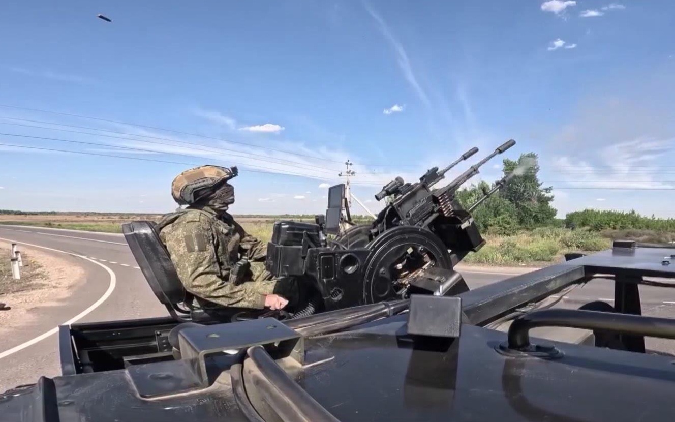 Российские военные с помощью беспилотников и ракет большой дальности поразили десятки целей в украинском тылу