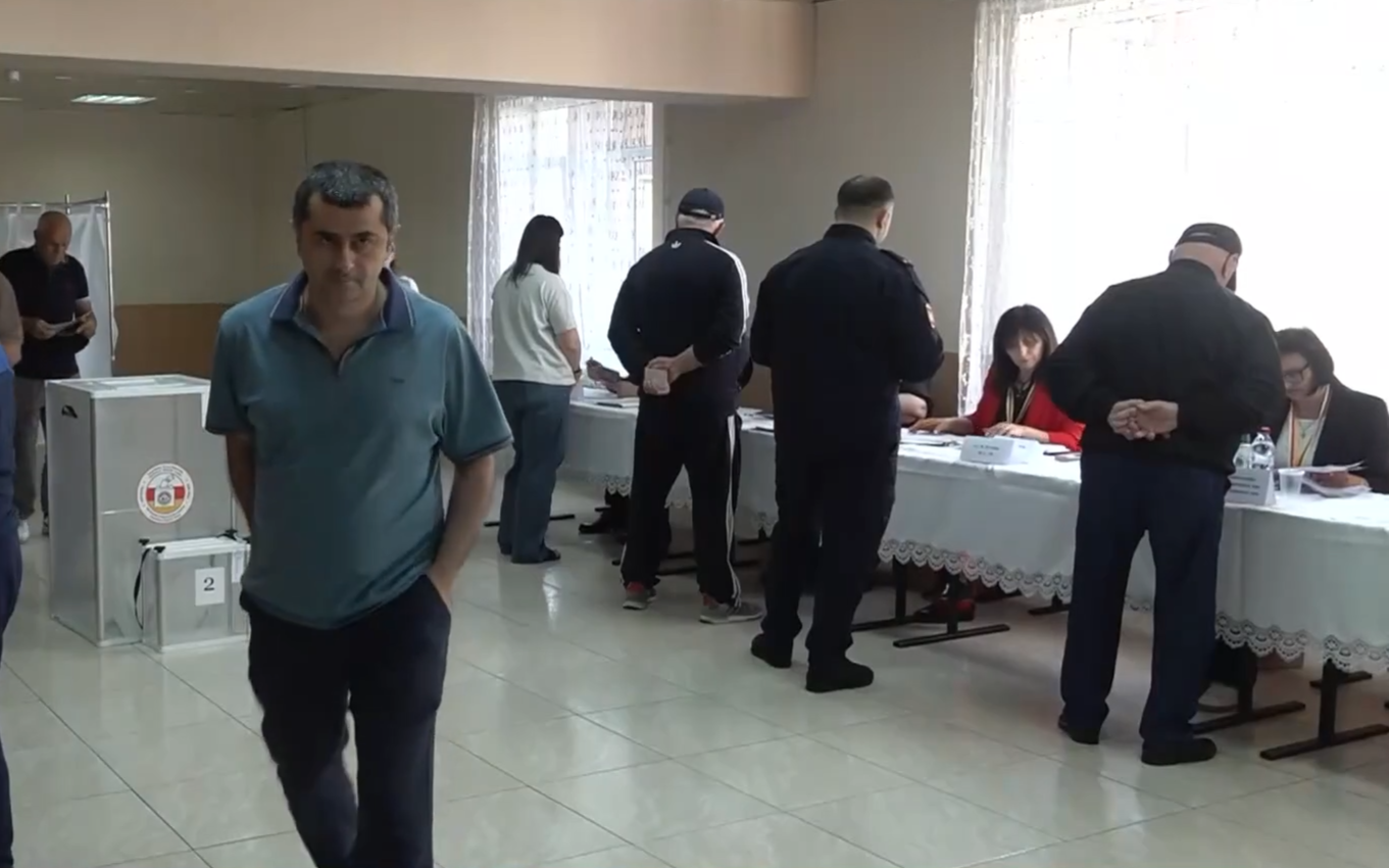 Досрочные выборы в Южной Осетии стартовали с высокой активностью избирателей