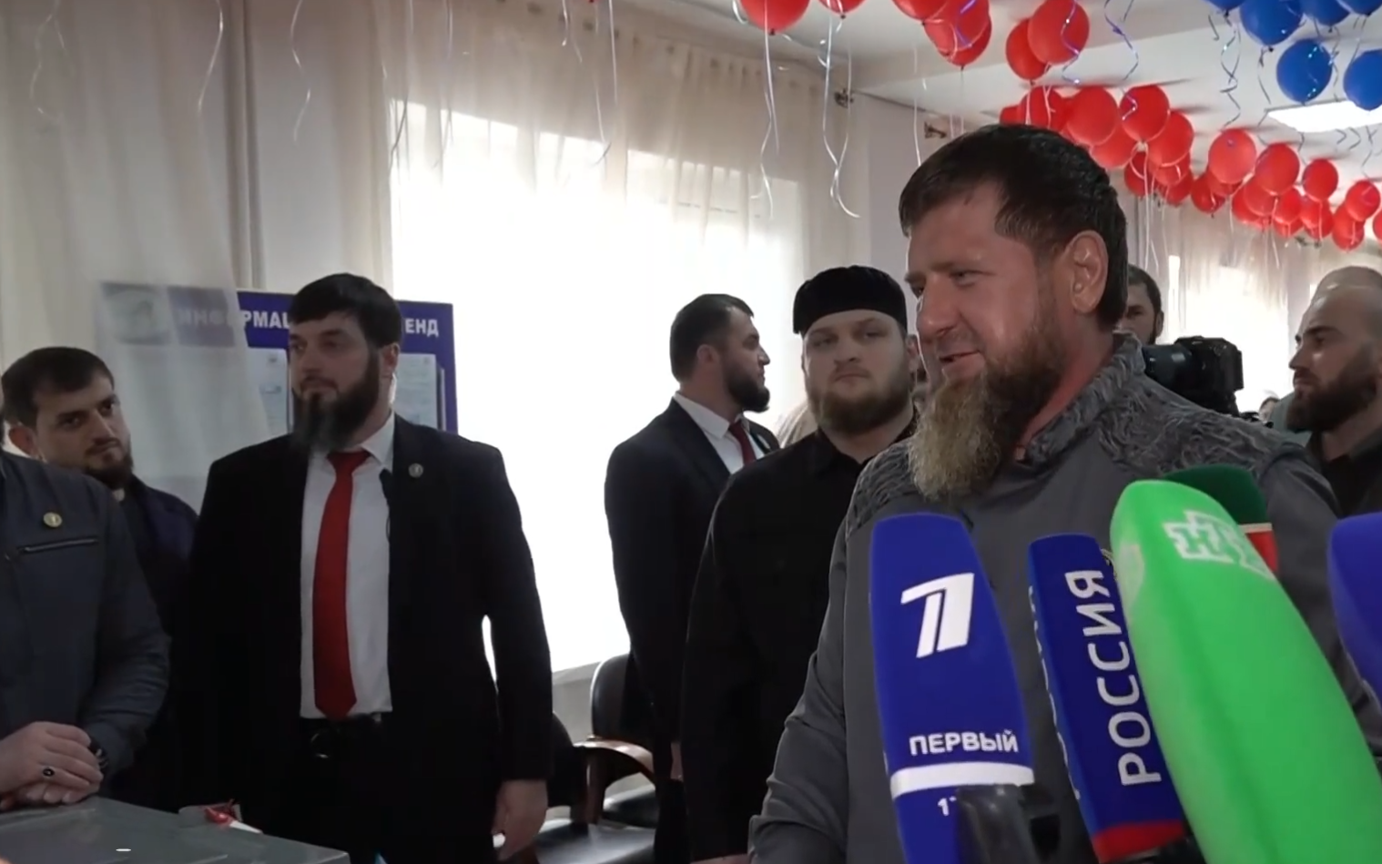 Очереди избирателей в Чечне: Рамзан Кадыров голосует в Ахмат-Юрте.