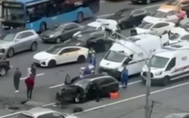 Выезд одной из машин на встречную полосу спровоцировал массовую аварию и затруднил трафик в Москве