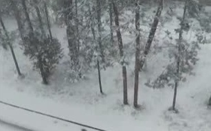Тропический ливень затопил Сочи, первый снег в Нерюнгри и загадочное свечение Камчатки