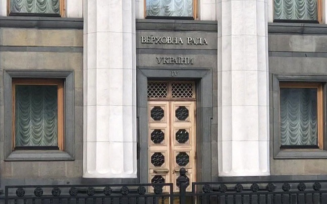 Верховная Рада уходит в отпуск на фоне финансового кризиса и военных потерь