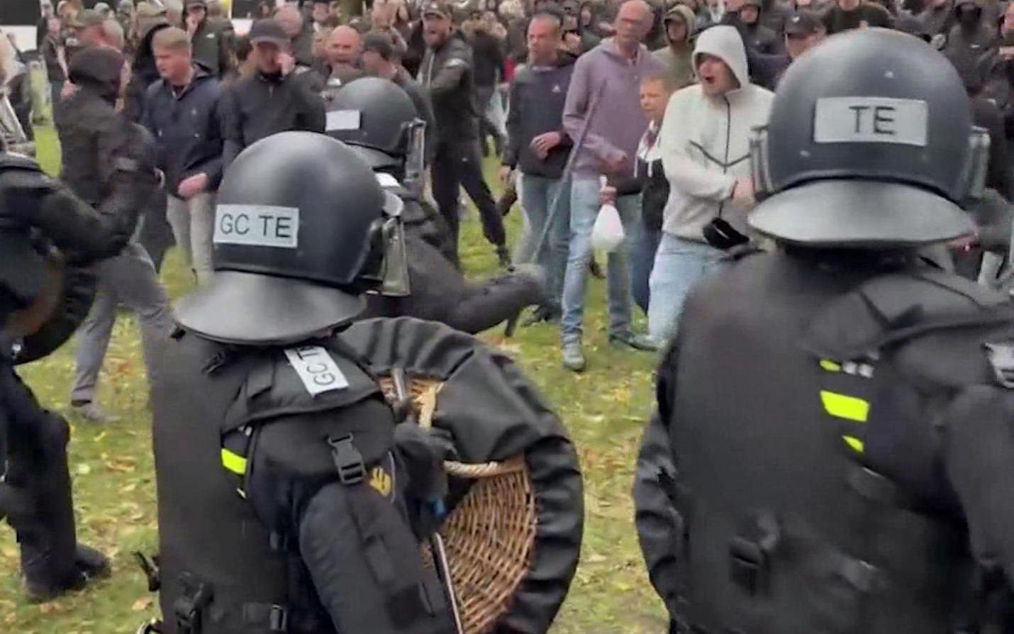 Беспорядки в Гааге и протесты в Аргентине