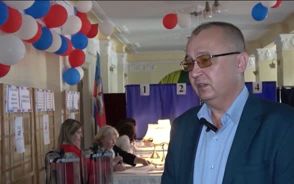 Граждане ДНР и ЛНР активно голосуют под угрозой: высокая явка несмотря на сокращение времени работы участков.