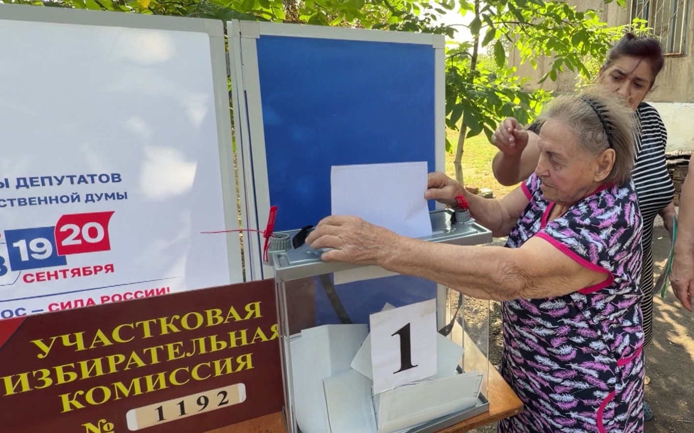 Жители Донбасса голосуют в условиях обстрелов: первый опыт выборов в Госдуму
