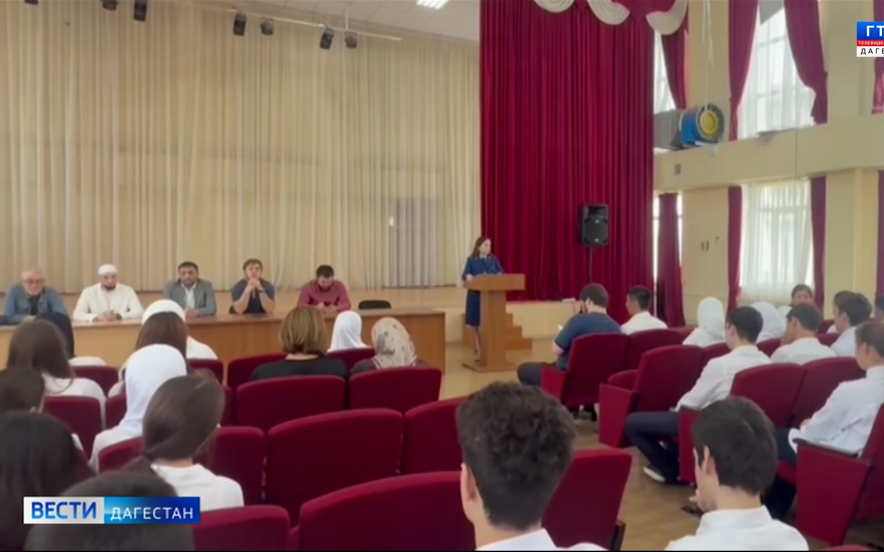 В махачкалинской школе №10 прошла встреча со старшеклассниками о правовой грамотности