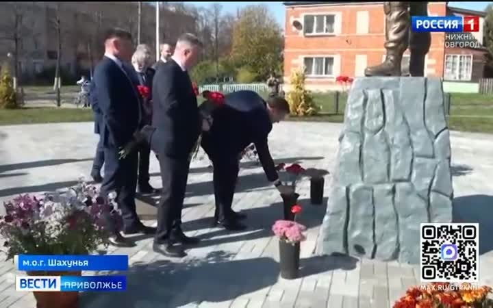 В Вахтане губернатор возложил цветы к новому мемориалу