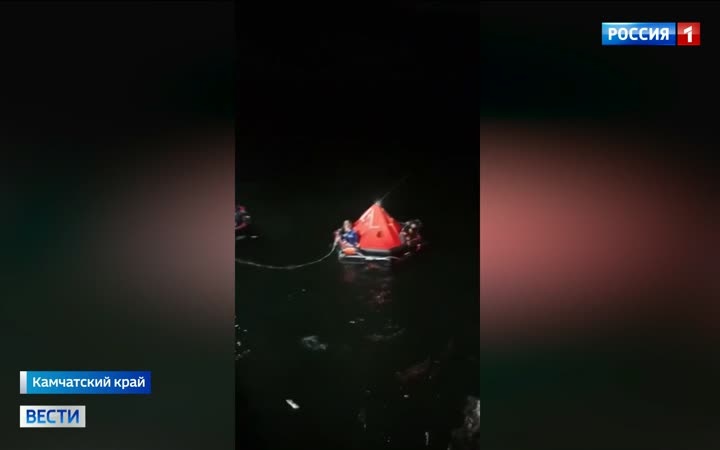 На Камчатке с рассветом возобновились поиски четырех рыбаков, пропавших при пожаре на сейнере "Триумф"