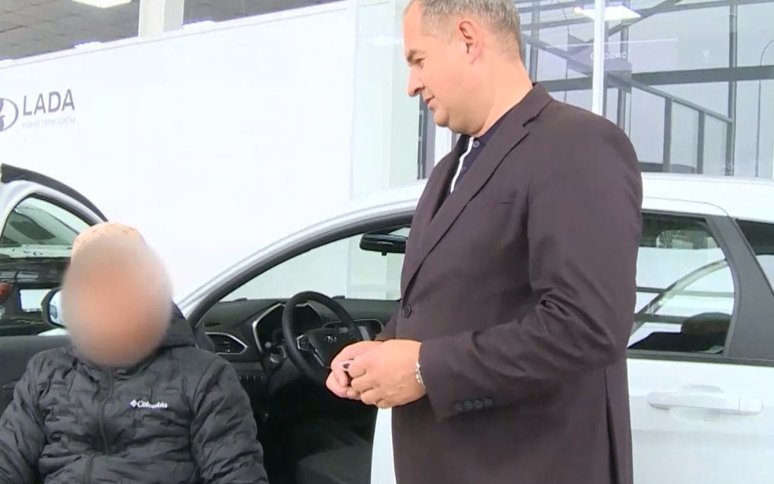 В Марий Эл участнику СВО вручили автомобиль с ручным управлением