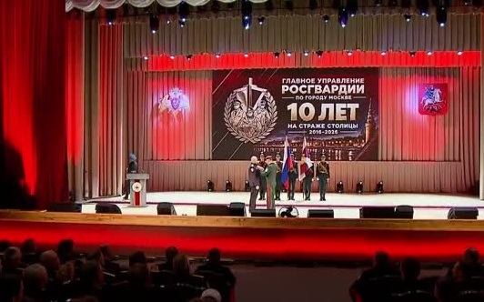 Директор Росгвардии Виктор Золотов осмотрел технику фронта и вручил награды в честь 10-летия главка