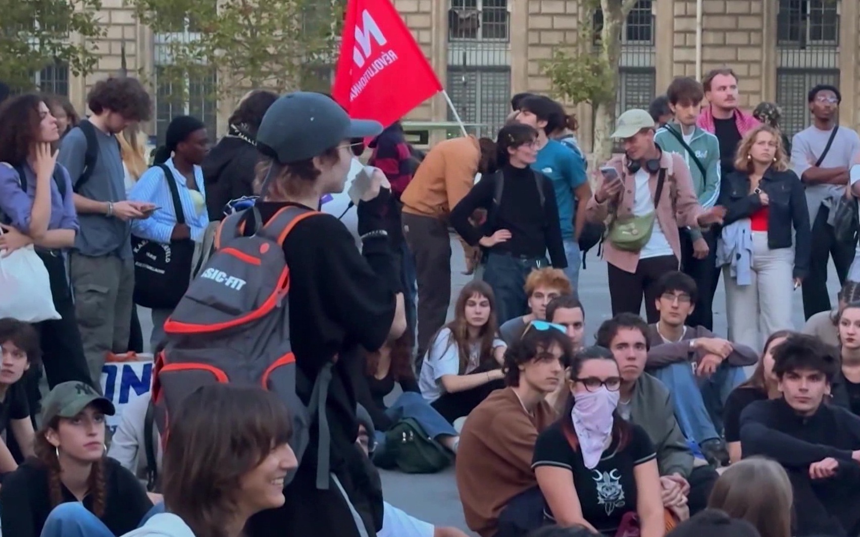 В Париже в ходе митингов протестующие напали на директора школы и подожгли два учебных заведения