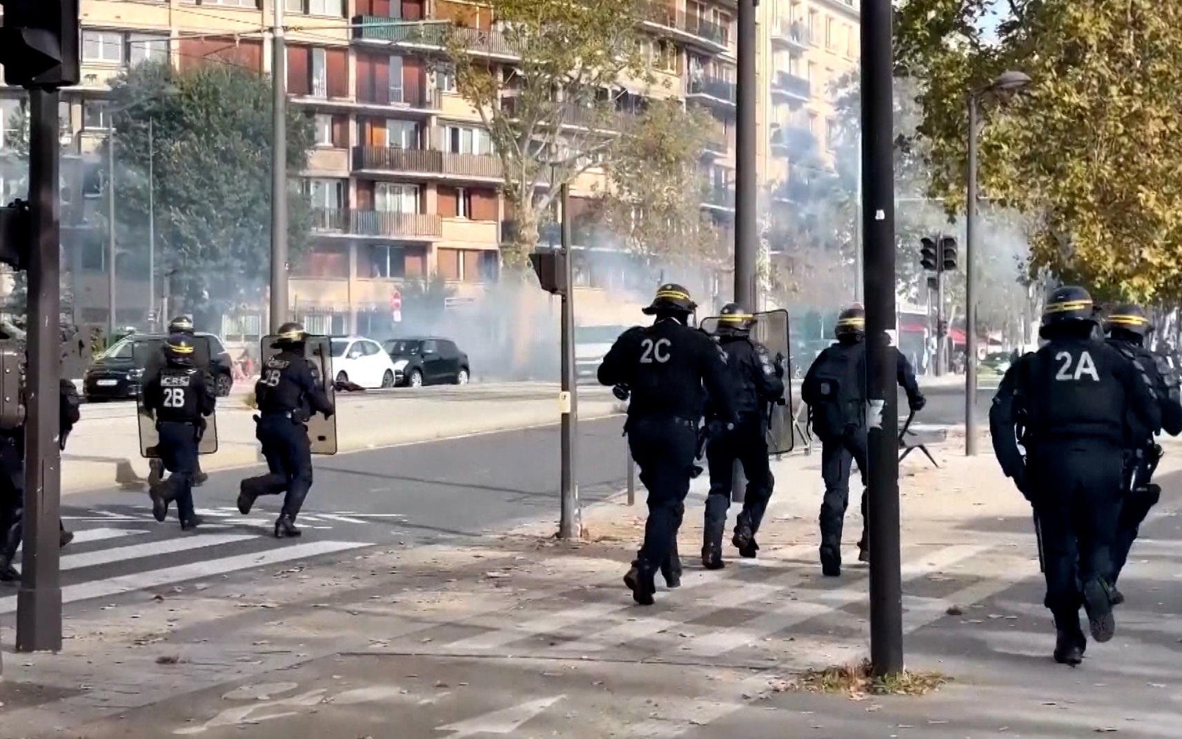 Старшеклассники во Франции продолжают протесты: сожжена школа в Меце, тысячи задержаний