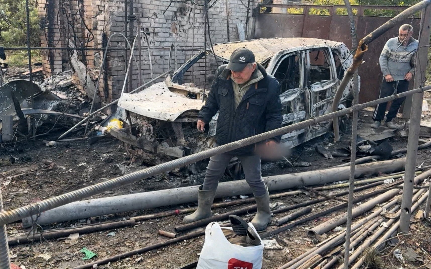Украинский дрон уничтожил дом известного заводчика голубей во время обстрела Донецка