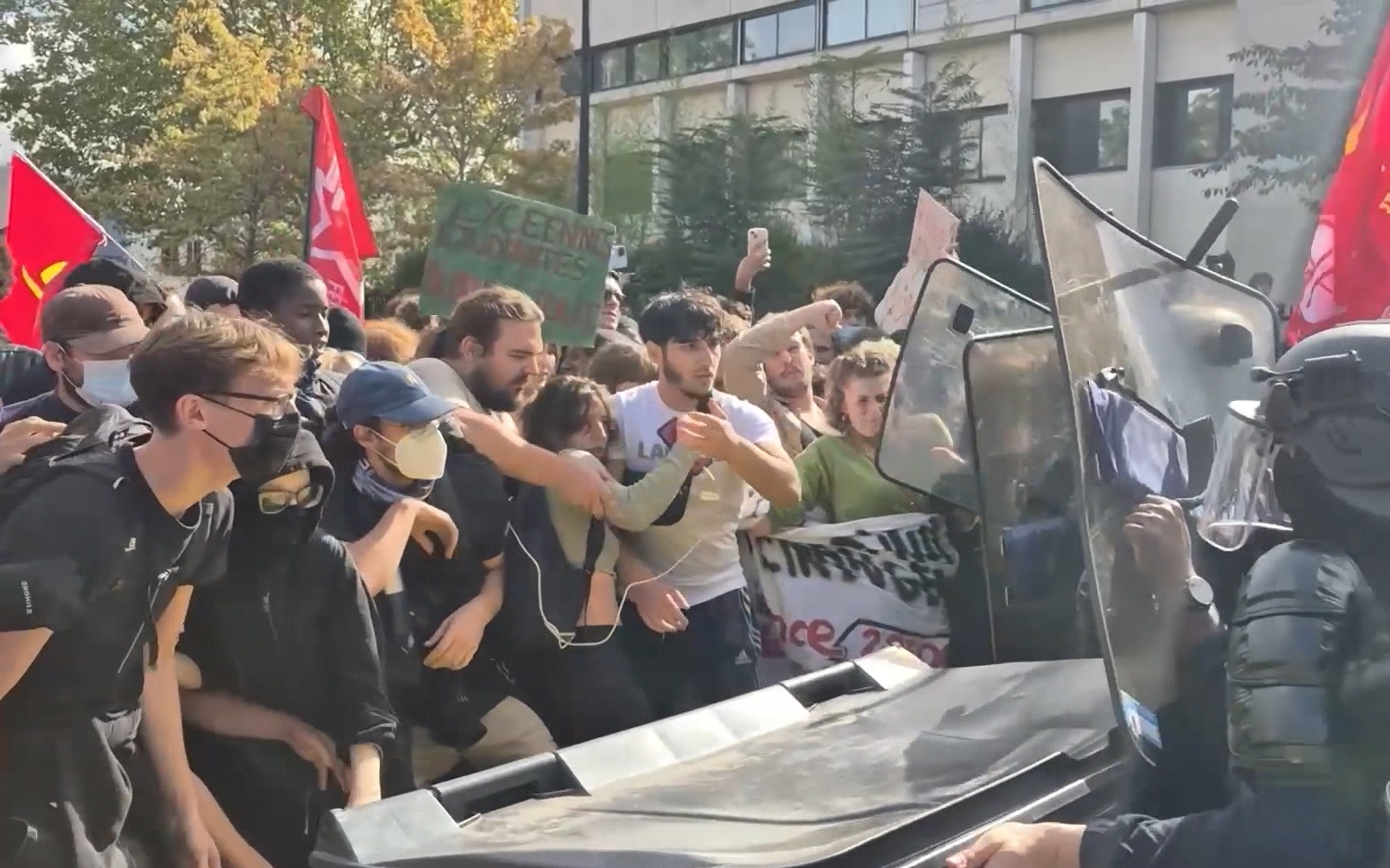 Во Франции продолжаются массовые протесты школьников на фоне ухудшения условий в учебных заведениях
