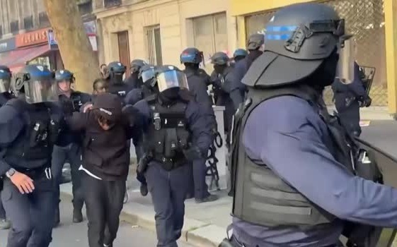 Во Франции тысячи школьников пострадали в протестах за улучшение образования