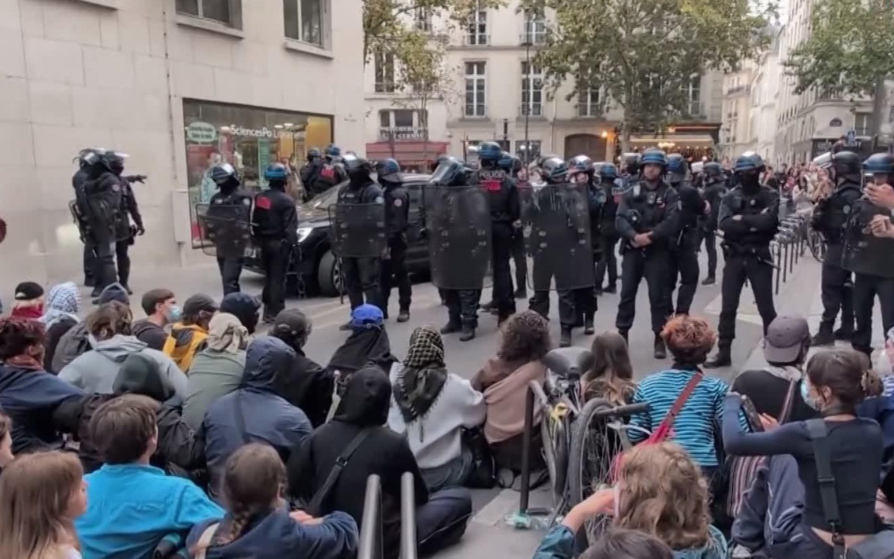 Протесты в Париже: полиция использует силу против студентов возле университета
