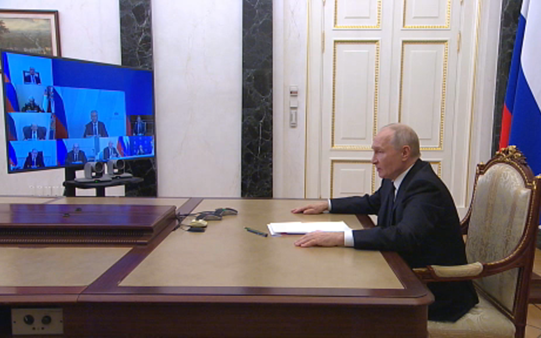 Путин провел оперативное совещание с Советом безопасности