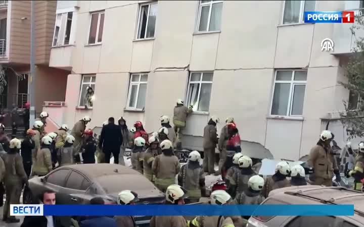 Обрушение дома в Стамбуле, нашествие гигантских мотыльков в Сиднее,