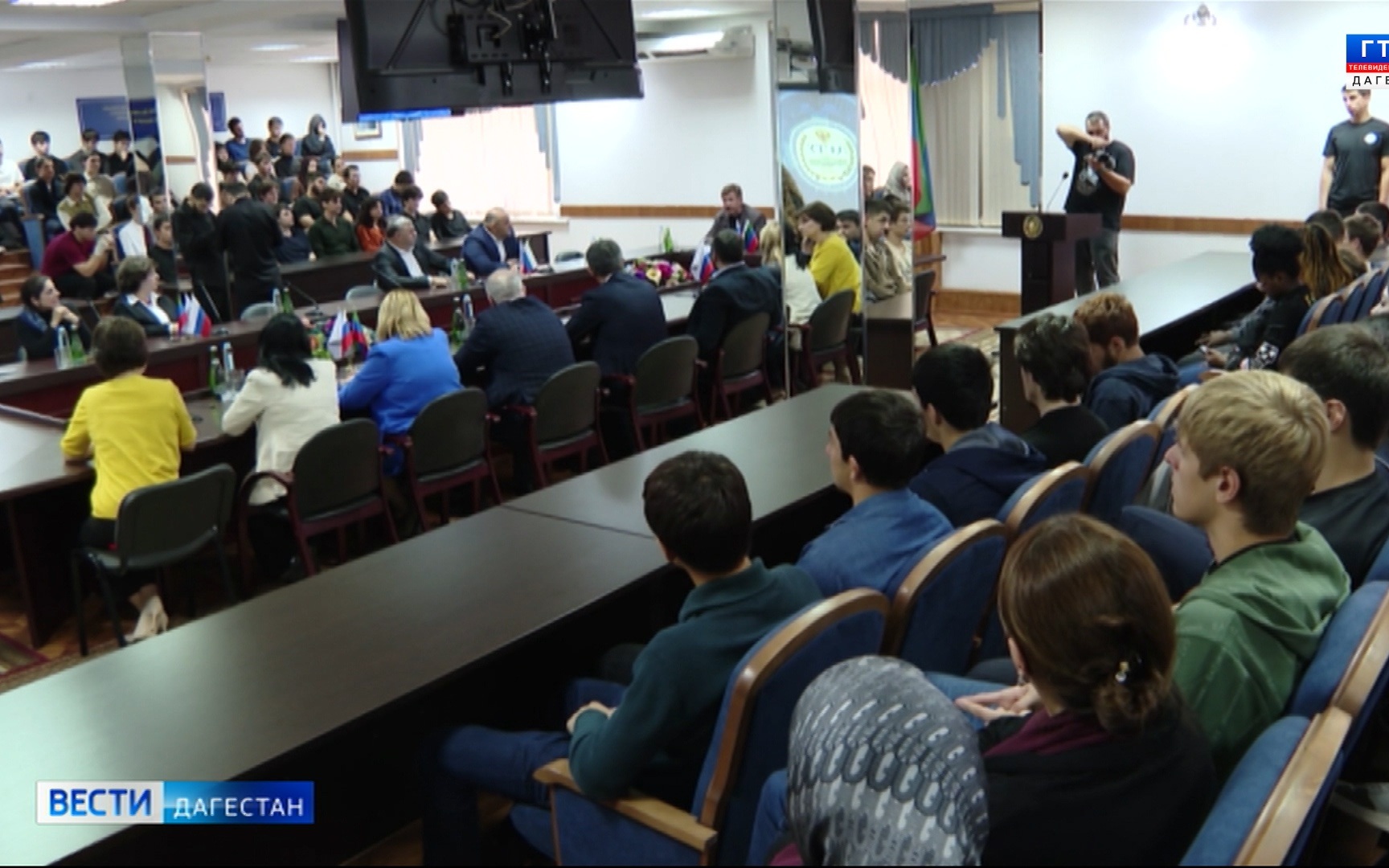 Темы образования, семейных ценностей и политики поднимали с молодежью ещё на одной встрече