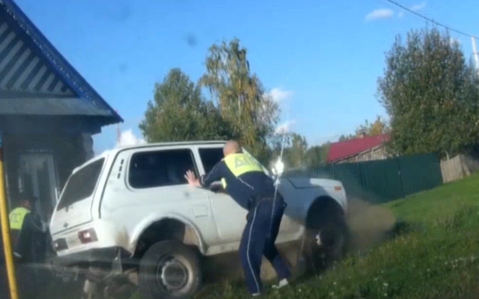 В Октябрьском большой камень помог полицейским задержать пьяного лихача на «Ниве»