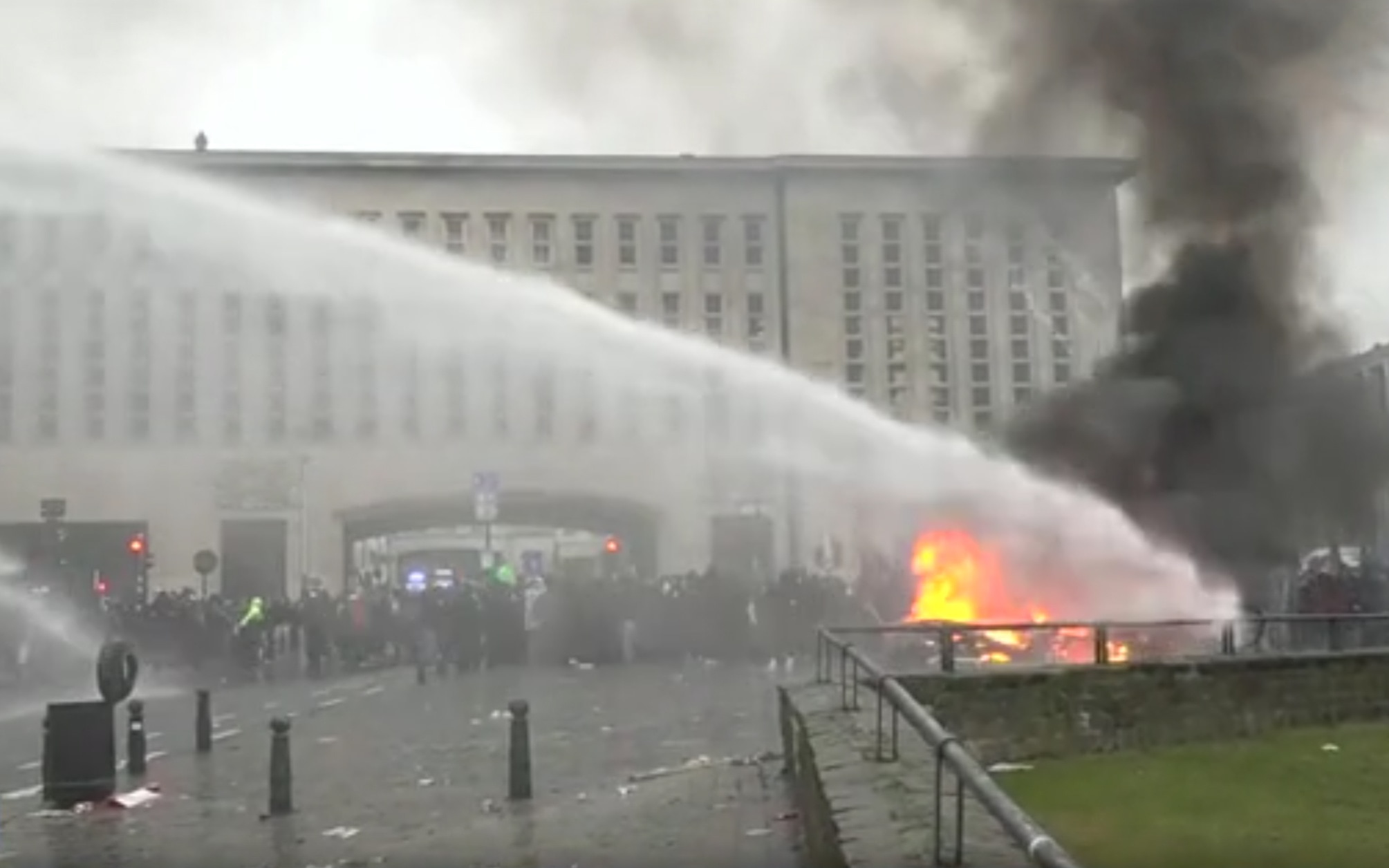 В Бельгии разразилась масштабная забастовка: протесты и столкновения в Брюсселе и Льеже