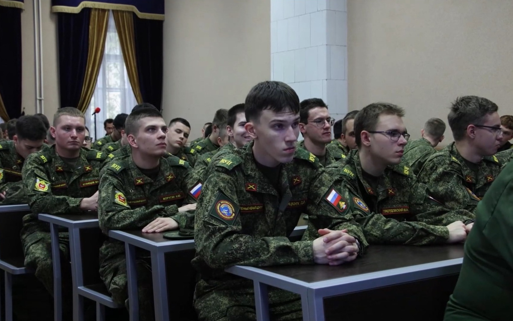 Преподаватели вузов связались с студентами-десантниками дронов на фронте через телемост