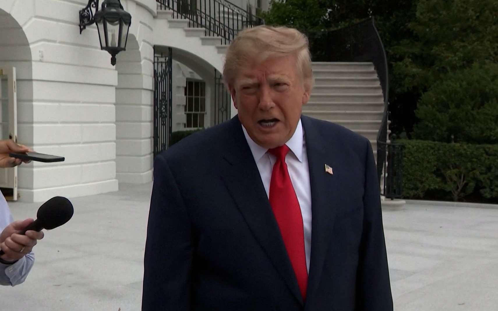 Зеленский под давлением: Трамп и Песков критикуют подход к прекращению войны