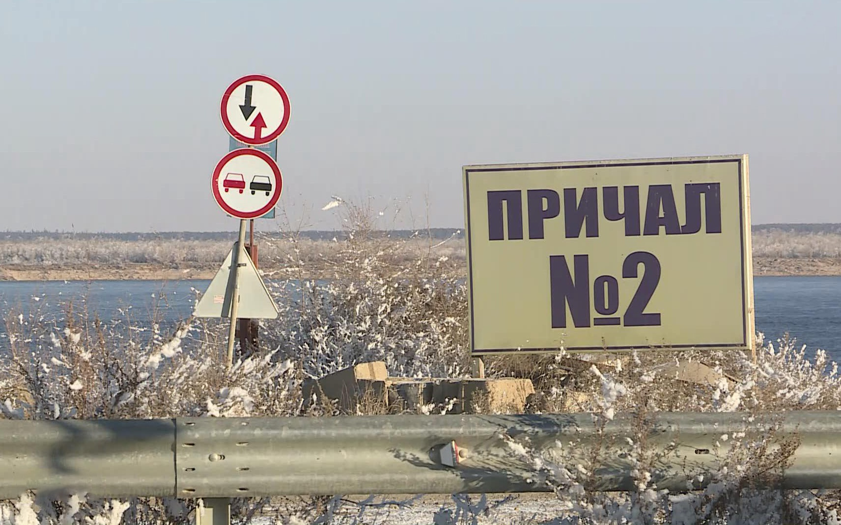 Утро для сотен водителей на переправе Якутск - Нижний Бестях началось с вынужденного простоя