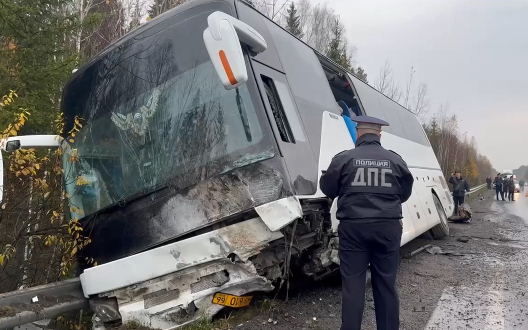 Двое погибли в столкновении автомобиля с автобусом в Свердловской области
