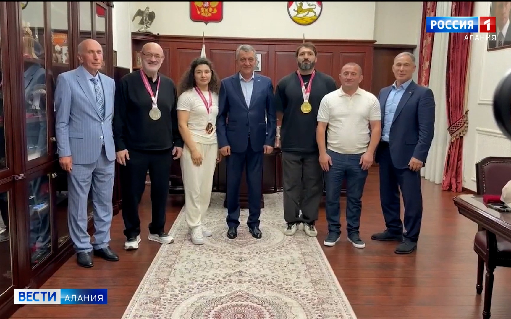 Сергей Меняйло вручил медаль "Во Славу Осетии" трехкратному чемпиону мира по дзюдо Иналу Тасоеву