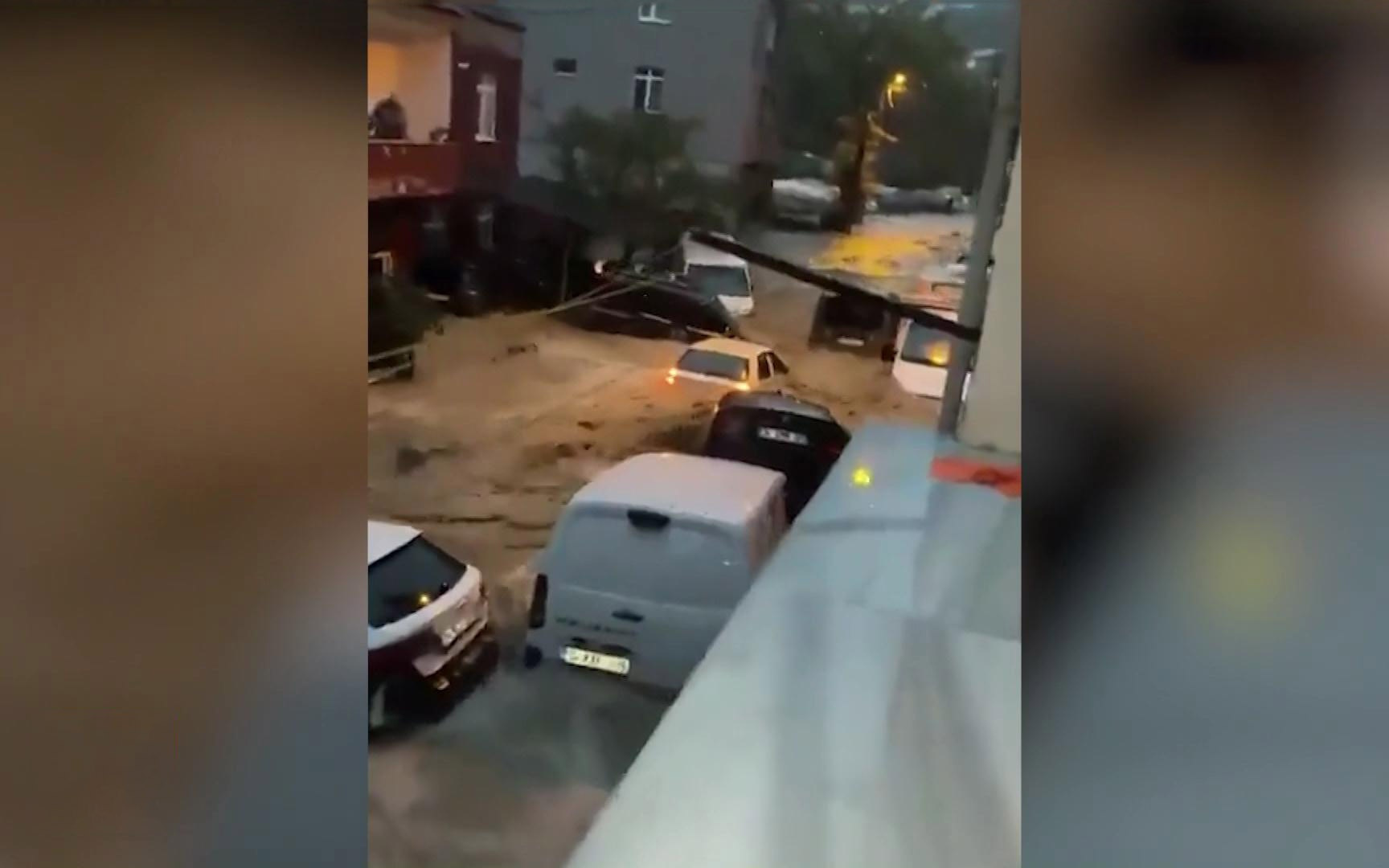 Стамбул уходит под воду: ливни превратили улицы в бурные реки