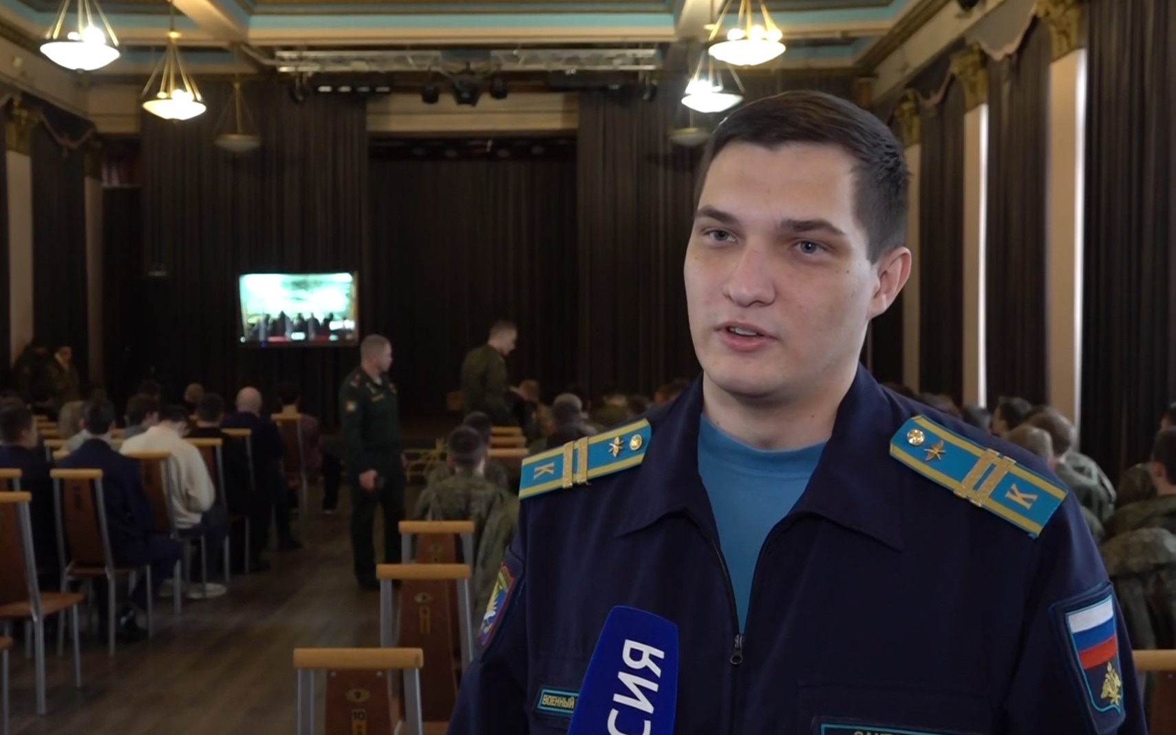 Младший сержант Саитов рассказывает уральским студентам о боевых успехах беспилотников