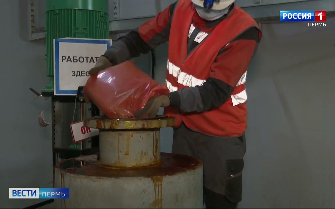 Теплоэнергетики показали процесс проверки сетей с помощью красителя
