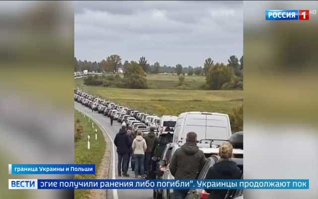 Украинцы массово покидают страну через польскую границу