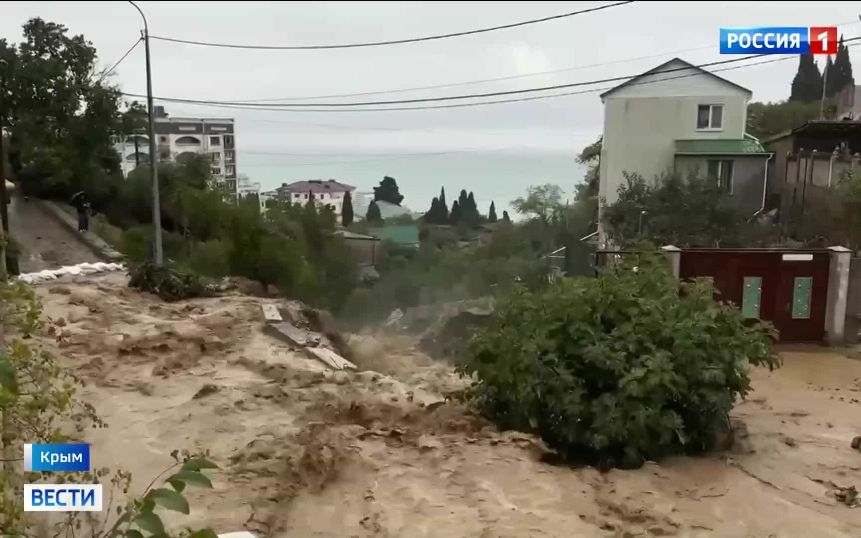 Сильный шторм обрушился на Крым
