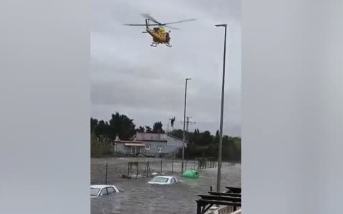 В Перу на взлетной полосе загорелся самолет — эвакуация прошла без жертв, наводнение в Испании изолировало жилые районы, и на Гавайях вулкан устроил огненное шоу